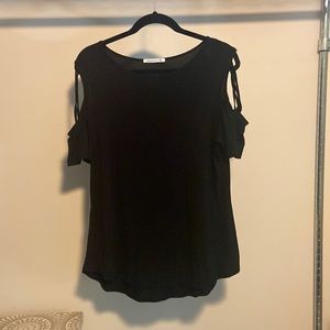 Black tshirt with cross cross pattern sleeve